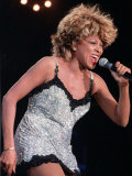 Tina Turner at the SECC Glasgow Wearing a Silver Mini Dress Singing into the Microphone Fotografie-Druck