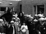 John Lennon and Wife Yoko Ono, at Holmrook Special School in Liverpool, June 1969 Lámina fotográfica John Lennon and Wife Yoko Ono, at Holmrook Special School in Liverpool, June 1969 Lámina fotográfica