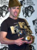 Justin Timberlake Holds His Three Awards at the MTV Europe Awards in Edinburgh, November 6, 2003 Photographic Print