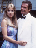 Tanya Roberts and Roger Moore on the Set of the James Bond 007 Film a View to a Kill, August 1984 Lámina fotográfica