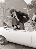 Martin Shaw Jumping out of a White Convertable Car on the Set of the Professionals Fotografisk tryk