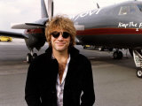Jon Bon Jovi Stands Alongside Aeroplane in Germany Assigned to him on the Keep the Faith Tour Fotografisk tryk Jon Bon Jovi Stands Alongside Aeroplane in Germany Assigned to him on the Keep the Faith Tour Fotografisk tryk