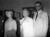 Marilyn Monroe with New Husband Arthur Miller and Vivien Leigh at Press Conference Photographie
