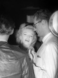 Marilyn Monroe in a Press Scrum with Her New Husband Arthur Miller Photographie