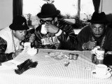 Run DMC American Pop Group Rap Drinking Tea, 1986 Fotografická reprodukce Run DMC American Pop Group Rap Drinking Tea, 1986 Fotografická reprodukce