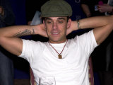 Robbie Williams in London, Met Mirror Competition Winners and Signed His Latest Book, December 2001 Photographie