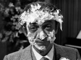 Sid James after Having Cream Cake Thrown at Face, Films Carry on Loving Film, 1970 Fotografie-Druck