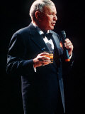 Frank Sinatra Sings in Concert with Drink in Hand, 1990 Fotografisk tryk Frank Sinatra Sings in Concert with Drink in Hand, 1990 Fotografisk tryk
