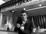 Ian Dury Outside the East End Stall of Tubby Isaacs Eating Bowl of Jellied Eels Photographie