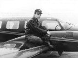 Gary Numan Pop Star Poses Beside His Pride and Joy a Black Navajo Twin-Engined Plane, February 1982 Lámina fotográfica Gary Numan Pop Star Poses Beside His Pride and Joy a Black Navajo Twin-Engined Plane, February 1982 Lámina fotográfica