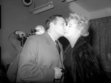 Marilyn Monroe Says Goodbye to Sir Laurence Olivier on Her Way Back to the US Lámina fotográfica Marilyn Monroe Says Goodbye to Sir Laurence Olivier on Her Way Back to the US Lámina fotográfica