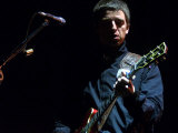 Noel Gallagher of Oasis Performing in the Oddssey Belfast, June 2002 Lámina fotográfica Noel Gallagher of Oasis Performing in the Oddssey Belfast, June 2002 Lámina fotográfica
