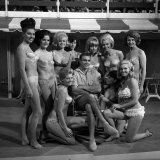 James Bond (Sean Connery) and the Girls Who Will Appear in the Latest Bond Movie Goldfinger Lámina fotográfica James Bond (Sean Connery) and the Girls Who Will Appear in the Latest Bond Movie Goldfinger Lámina fotográfica