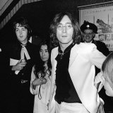 John Lennon Yoko Ono and Paul McCartney Attending the Yellow Submarine Premiere in London, July 196 Fotografisk tryk John Lennon Yoko Ono and Paul McCartney Attending the Yellow Submarine Premiere in London, July 196 Fotografisk tryk
