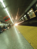 Headlight of Subway Entering Station Lámina fotográfica