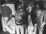 Rolling Stones Bill Wyman, Mick Jagger and Ronnie Woods Stand Beside Poster of Keith Richards Photographie