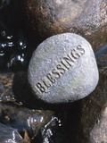 Blessings Written on Rock in Flowing Water Fotografie-Druck