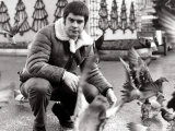 Ozzy Osbourne with Short Hair Feeding the Pigeons in Glasgow's George Square, November 1982 Fotografie-Druck