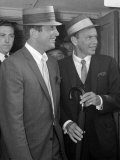 Frank Sinatra Arriving at Heathrow Airport with Dean Martin, August 1961 Photographie