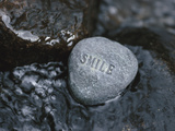 Rock with the Word Smile in Rushing Water Fotografisk tryk