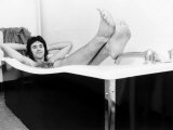 David Essex Relaxes in a Hot Bath While on a Hectic 52 Date Tour 1976 Fotografisk tryk David Essex Relaxes in a Hot Bath While on a Hectic 52 Date Tour 1976 Fotografisk tryk