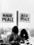 John Lennon in Bed with Yoko Ono at the Hilton Hotel Amsterdam Fotografisk tryk John Lennon in Bed with Yoko Ono at the Hilton Hotel Amsterdam Fotografisk tryk