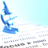 Microscope Sitting on Definition of Focus Fotografisk tryk Microscope Sitting on Definition of Focus Fotografisk tryk