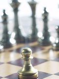 Gold Pawn on Red and Brown Chess Board with Silver Pieces Lámina fotográfica Gold Pawn on Red and Brown Chess Board with Silver Pieces Lámina fotográfica