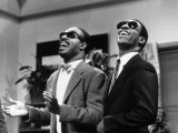 Eddie Murphy Taking off and Singing with Stevie Wonder, July 1988 Lámina fotográfica