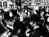 John Lennon & Yoko Ono after Their Court Appearance at Marylebone Magistrates in London Valokuvavedos