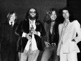 Led Zeppelin with Their Ivor Novello Award John Paul Jones Peter Grant Robert Plant Jimmy Page Lámina fotográfica