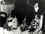 Joni Mitchell and Cher at a Party on the Queen Mary Liner Held by Paul and Linda McCartney, 1975 Lámina fotográfica Joni Mitchell and Cher at a Party on the Queen Mary Liner Held by Paul and Linda McCartney, 1975 Lámina fotográfica