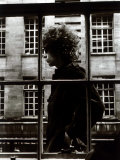 The One and Only Bob Dylan Walking Past a Shop Window in London, 1966 Fotografická reprodukce