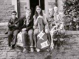 The Young Ones in Bristol, Rik Mayall, Chris Ryan, Nigel Planer and Ade Edmondson, August 1982 Impressão fotográfica The Young Ones in Bristol, Rik Mayall, Chris Ryan, Nigel Planer and Ade Edmondson, August 1982 Impressão fotográfica