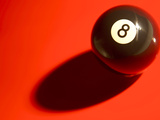 Black and White Eight Ball on with Shadow on Red Background Lámina fotográfica