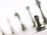 Silver Pawn on Chess Board with Blurred Chess Pieces Lámina fotográfica Silver Pawn on Chess Board with Blurred Chess Pieces Lámina fotográfica