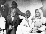 Charlie Chaplin Here with Mahatma Gandhi Who He Met When Gandhi Visited London, July 1931 Photographie