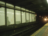 Headlight of Approaching Subway Car in Station Lámina fotográfica