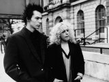 Sid Vicious with Nancy Spungen at Marylebone Magistrates Court on Drugs Charge Lámina fotográfica Sid Vicious with Nancy Spungen at Marylebone Magistrates Court on Drugs Charge Lámina fotográfica