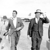 Dean Martin and Frank Sinatra at London Airport, August 1961 Fotografie-Druck