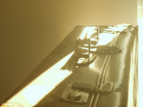 Antique Leather Suitcase in Sunlight Lámina fotográfica