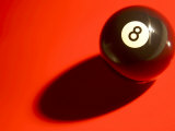 La bola negra con sombra sobre una mesa de billar roja Lámina fotográfica