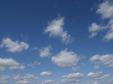 An Expanse of Blue Sky and Fluffy White Clouds Photographie