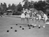 Girls Wait for the Final Bowl Before Adding up the Score Lámina fotográfica