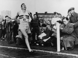 R. Bannister Runs Mile - Fotografik Baskı