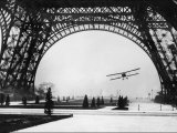 French Aviator Lieutenant Collot Successfully Flies His Biplane Beneath the Tour Eiffel Lámina fotográfica French Aviator Lieutenant Collot Successfully Flies His Biplane Beneath the Tour Eiffel Lámina fotográfica