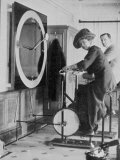 Woman Keeping Fit in the Titanic's Gymnasium Lámina fotográfica Woman Keeping Fit in the Titanic's Gymnasium Lámina fotográfica