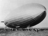 Graf Zeppelin People Mill Around as the Airship Prepares for Take Off Impressão fotográfica