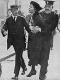 Mrs Pankhurst is Arrested Outside Buckingham Palace Lámina fotográfica Mrs Pankhurst is Arrested Outside Buckingham Palace Lámina fotográfica