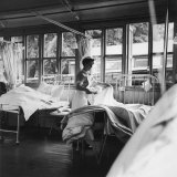 Cadet-Nurse Making a Bed at Queen Mary's Hospital Sidcup Lámina fotográfica Cadet-Nurse Making a Bed at Queen Mary's Hospital Sidcup Lámina fotográfica